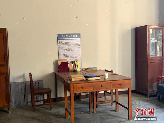 6月7日，保定市西郊印象·花漾年代影视基地一处厂房办公室布景。 李玉素 摄