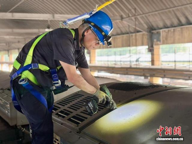 图为工作人员对铁路相关部位进行检修。 唐景明 摄