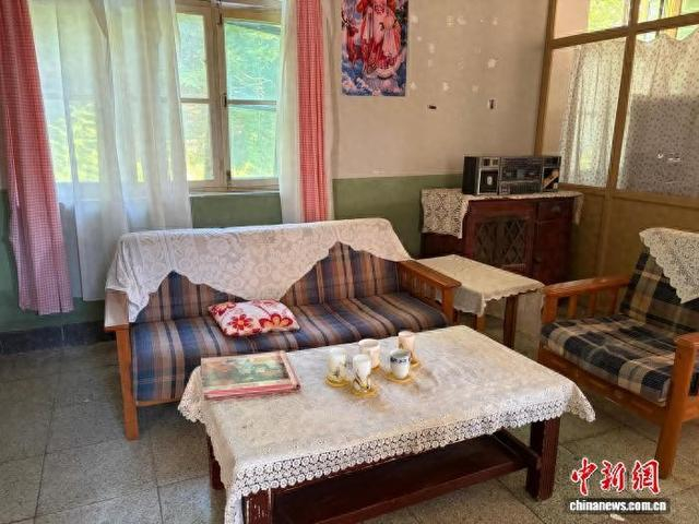 6月7日，保定市西郊印象·花漾年代影视基地内一处住宅区布景。 李玉素 摄