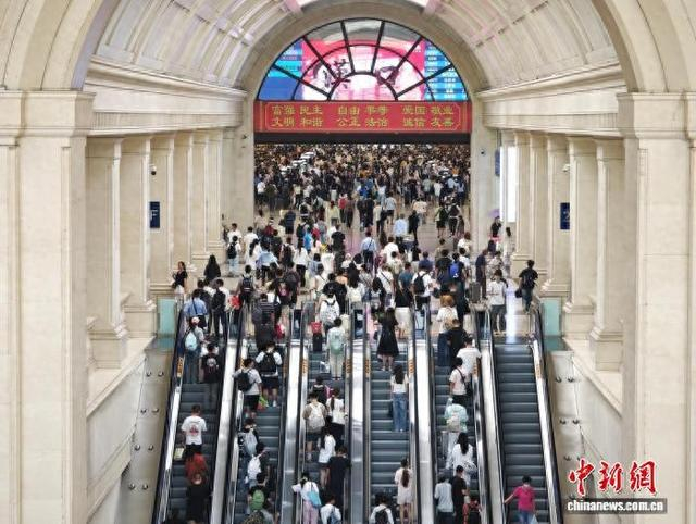 图为旅客在汉口火车站有序进站。 邱晟 摄