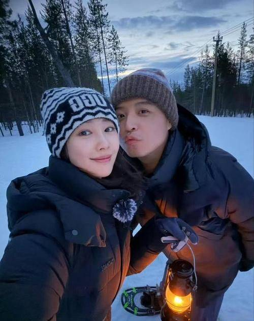 如今，38岁的李纯不仅事业蒸蒸日上，婚姻也美满幸福。她与马頔的反套路婚姻模式，证明了幸福并没有固定的标准答案。她们的婚姻不被仪式束缚，不被世俗定义，只忠于内心的感受，珍惜彼此的陪伴，这或许才是最理想的模样。随着《妻子的浪漫旅行》的持续热播，这对夫妻的互动和日常生活将继续带来惊喜，而网友们也期待着李纯在未来的演艺事业和生活中带来更多的精彩。