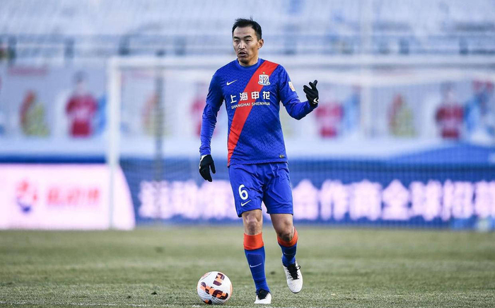 因此，国足的支持者们不应该一直纠缠于冯潇霆在亚洲杯与伊朗的失误，并以此来攻击他。作为体育界奉献十余年的老将，冯潇霆理应得到尊重。希望他未来能够不再在意这些弹幕，专注于自己的职业发展。如今，冯潇霆已退役，并致力于足球青训及评论工作，展现出不俗的潜力。期待他能继续努力，为喜爱他的球迷带来更多惊喜与欣喜。