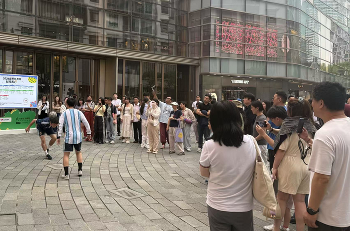 上海新天地户外足球表演 界面新闻记者崔逸星拍摄