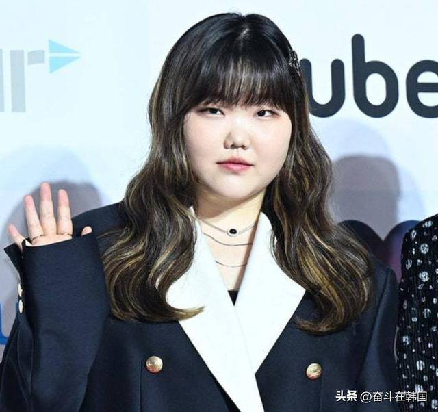 李秀贤的真诚和坦率赢得了韩国网友们的广泛支持：心态真的很帅、秀贤减肥不是为了美，是为了健康、她有主见、有原则、那些抓不住重点的人总是胡搅蛮缠，真让人无语，还有人说：相比最近那些为了美容鼓吹减肥药的艺人，秀贤的做法更让人敬佩。事实上，她的减肥之路并非轻松，她曾在节目中坦承自己经历过深度低谷，曾暴食、曾痛苦，甚至一度觉得未来不会更好。哥哥李灿赫也作证，证明那段时间的她状态糟糕到几乎无法做任何事。 如今，李秀贤已经走出低谷，坦然分享自己的减肥方式——运动与饮食相结合的健康管理。这份自律与坚持，不仅换来了理想的身材，更赢得了粉丝和网友的尊重。对于她来说，何必再去在意那些无端的挑剔和质疑呢？