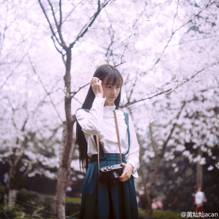 2014年，黄灿灿凭一组樱花写真在网络爆火，获得“武大校花”“樱花女神”称号