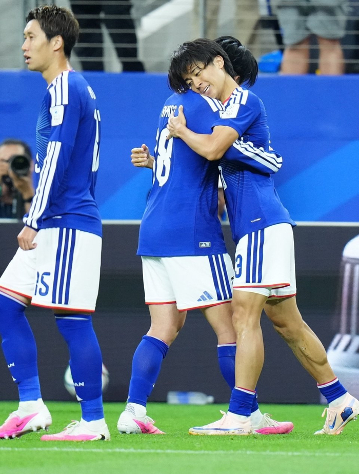 日本队球员长友佑都赛后接受采访