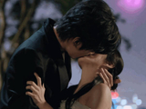 电视剧《炽夏》中‘烟花吻’名场面被观众称为神级场面，具体是如何演绎的？