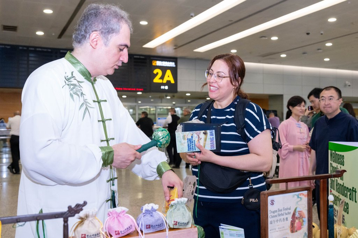 外籍游客感受端午文化。上海市卫健委 供图