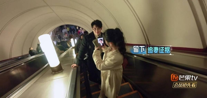 在孙丞潇第一时间跑去找金莎时，伊能静向其他丈夫发问：如果换成你们，会怎么做？而秦昊一脸嫌弃，回答道：我撞死在车上。这番话既显示了他对浪漫的无奈，也体现了他不愿时时按伊能静的心思行事。伊能静面对这种对浪漫过敏的老公仍各种撒娇，就显得十分尴尬。节目组要求秦昊说土味情话拿奖金时，他硬着头皮配合，伊能静竟捧起秦昊的脑袋撒娇亲上去。秦昊当场瞳孔地震，全身鸡皮疙瘩竖起，连十年老夫都扛不住，这场景尴尬到让人想捂脚。 结语来看，伊能静的撒娇之所以让人反感，还因为其中少了真心，多了表演成分，她更像是为了展示自己与秦昊的甜蜜。而现实中，秦昊与伊能静是多年相处的老夫老妻，成熟稳重的相处模式更适合他们，可伊能静偏偏要扮演小年轻式的恋爱角色，并希望秦昊配合。这让《妻旅》像一面照妖镜，不仅照见真实，也映出虚伪的一面。对此，你又怎么看呢？