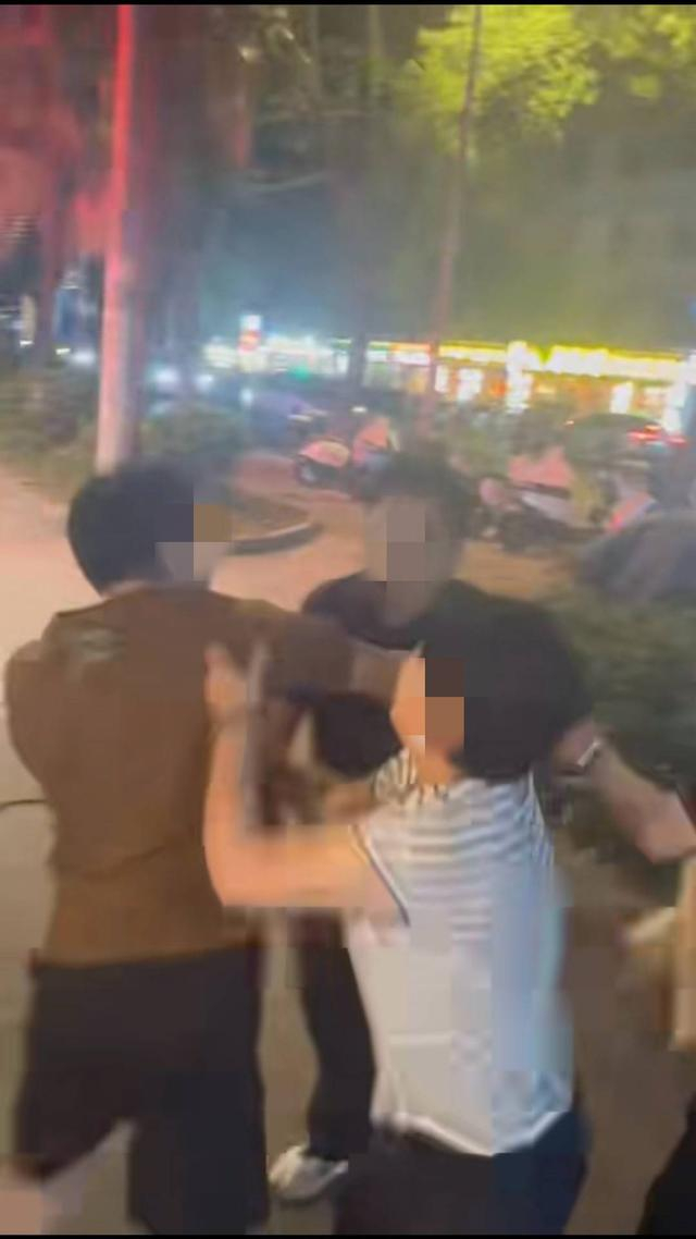 在店外，抽烟男子打了李先生一拳（受访者提供视频截图）