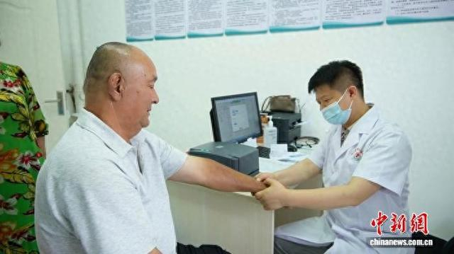 图为“红石榴·湖南援疆‘毛医生’医疗队”队员为居民义诊。余宗璞 摄