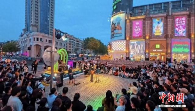 哈尔滨市红专街与友谊路的两处舞台已成为中央大街的“音乐心跳”。哈尔滨市道里区委宣传部 供图