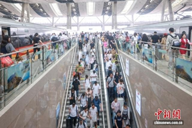 6月18日，旅客在北京南站乘车。中新社记者 贾天勇 摄