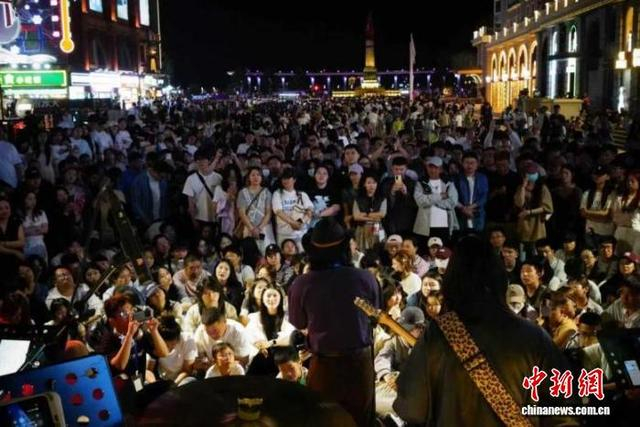 百年老街的夏夜被音符填满。哈尔滨市道里区委宣传部 供图