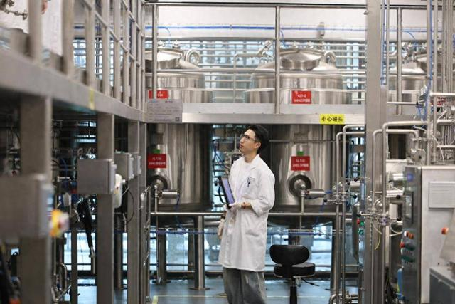 6月18日，科研人员在中国科学院天津工生所智能生物制造中试平台工作。新华社记者 李然 摄
