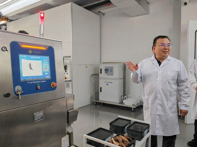 6月18日，在天津滨海新区国家现代中药创新中心绿色智能制造部，工作人员展示中药智能分选系统。新华社记者 杨文 摄