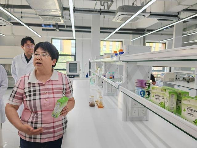 6月18日，国家现代中药创新中心中药生物工程实验室，总经理王苹（右一）向记者展示最新产品。新华社记者 杨文 摄