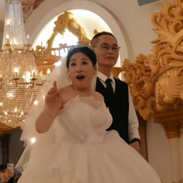 57岁女子参加婚礼，突然发现新娘是自己！以为走错地方了…真相把网友看哭