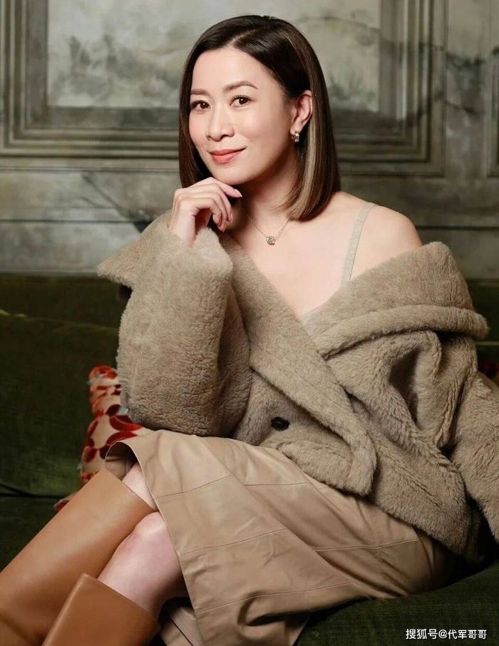 在事业上，佘诗曼凭借《新闻女王》系列再度攀登事业高峰，成为TVB历史上首位四届视后。然而，她并没有因流量而迷失方向，而是主动减少工作量，腾出时间陪伴家人。生活中，她有着十几个干儿子干女儿，常常与好友聚会、畅谈，闲暇时则陪伴母亲，过得既充实又自由。正如她所说：结婚不是人生必经之路，幸福的标准有很多种，完全不需要依附婚姻来证明自己的价值。如今的她，用财富守护亲情，用自律掌控人生，活出了女性独立、自信的样子，成为许多人心中的榜样。