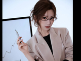 毛晓彤西装配黑边眼镜，知性又温柔，女王范十足！