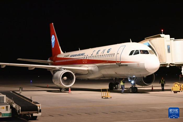 7月1日，由四川航空执飞的重庆至敦煌直飞首航航班停靠在甘肃敦煌莫高国际机场。新华社发（张晓亮摄）