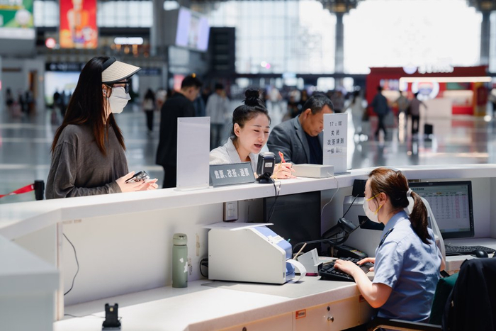 为旅客提供咨询答疑、路线指引  图：南京站 郑亮