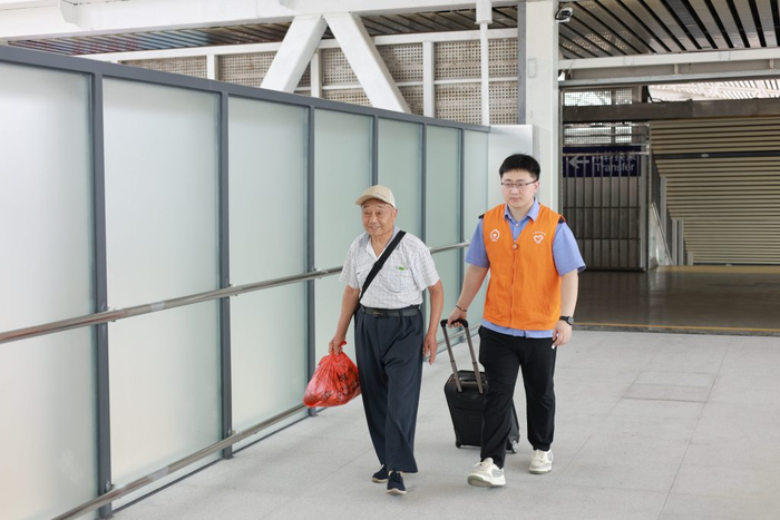 志愿者协助旅客进站  图：芜湖车务段 韩李 