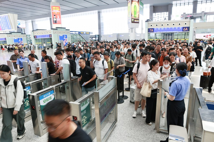 旅客平稳有序检票进站上车   图：合肥站 朱扬