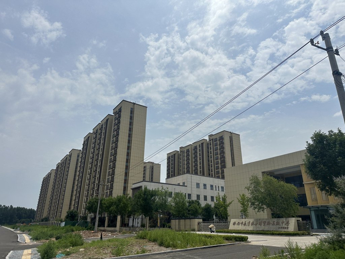 涉事高中大学城校区正门。