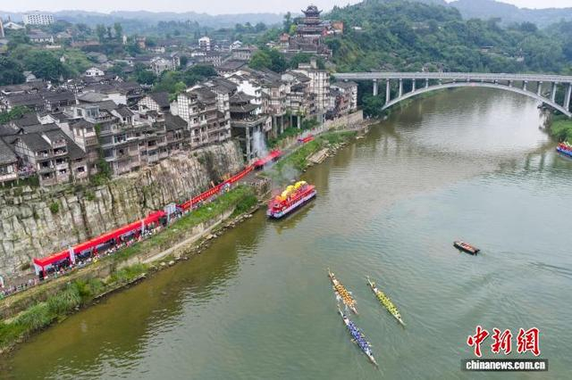 图为6月19日，铜梁安居古城举行非遗龙舟会庆端午。中新网记者 何蓬磊 摄