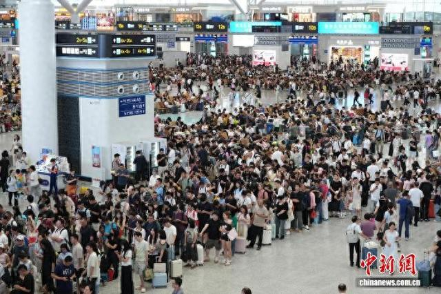 端午当天深圳铁路候车厅人头攒动。田恬 摄