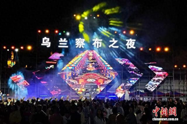 图为“乌兰察布之夜·天骄盛会”开街。 中新网记者 张林虎 摄