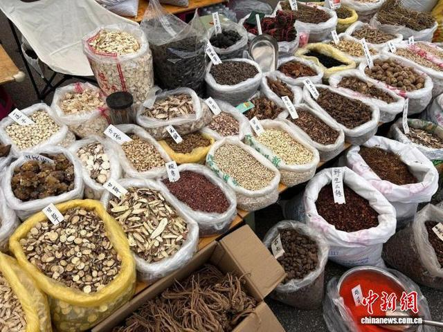 6月20日，2026年保山端阳花街，沙参、甘草、雄黄等中草药供市民选购。保山市委宣传部 供图