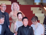 公众场合中梁朝伟为何在刘嘉玲身边会显得更加放松和依赖？