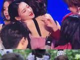 何宣林抱着糖糖亲谢楠？！哈哈哈哈哈哈俺不中了浪姐夹心饼干吻