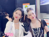 何宣林和阚清子手挽手下班