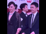 梁朝伟夫妇在过往公开场合还有哪些类似的互动瞬间？