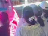 灯牌拉扯致女生摔倒,网络抨击加剧伤害