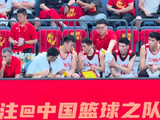 赵继续真不闲着，休息时间拿起战术板，跟王俊杰讲上了，赵指导有样噢