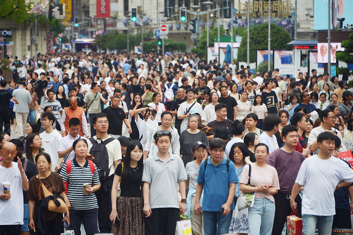 2026年6月20日，上海，端午假期，南京路步行街商圈迎来客流高峰，街头人潮涌动。视觉中国 图