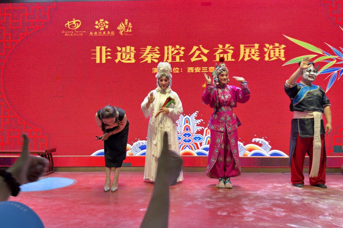 　　2026年6月15日，陕西西安，百年秦腔名社三意社在大唐不夜城上演秦腔非遗展演，演绎《主角》同款经典秦腔名段。视觉中国&nbsp;图
