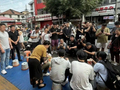 雷军回应被过路小女孩吐槽“吃早饭还要这么多人拍照”：在流量时代，这是我们都要承受的代价，大家看到这些报道，笑一笑就好