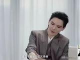 向佐自嘲:“我是三个二代,富二代、星二代。”易立竞问他:“还有一个呢?”他说:“不能说”,然后指了指黑色皮鞋。