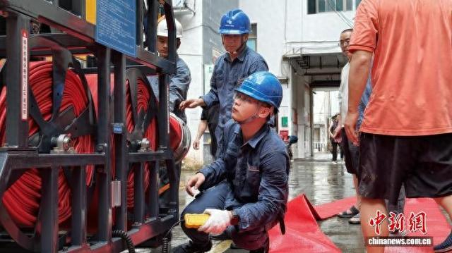 6月20日，南方电网广西新电力集团巴马供电公司调配排涝车，与政府部门协作，对商场地下停车场进行排涝抽水。班华席 摄