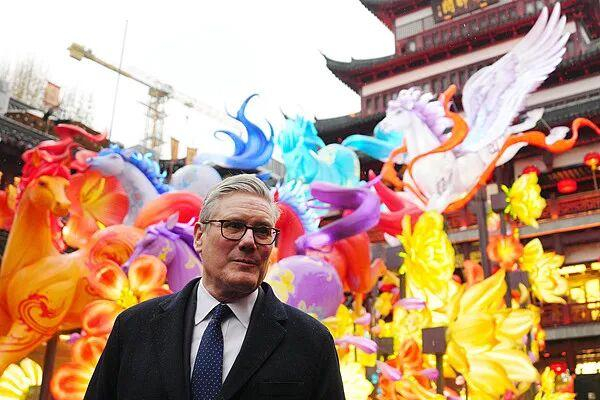 1月30日，上海，英国首相斯塔默参观豫园。图源：视觉中国