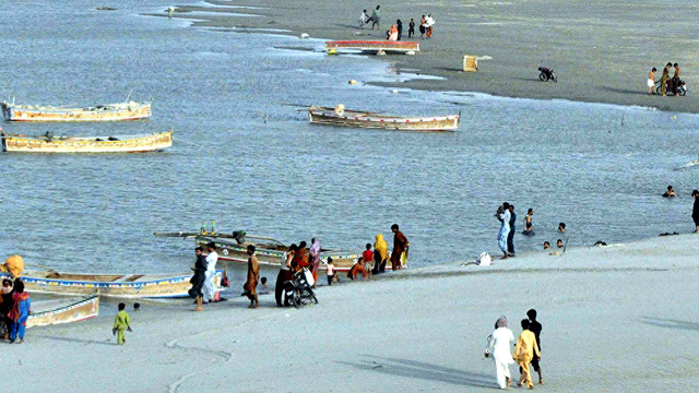 当地时间2026年6月2日，巴基斯坦海得拉巴，大量民众在印度河消暑。视觉中国 资料图