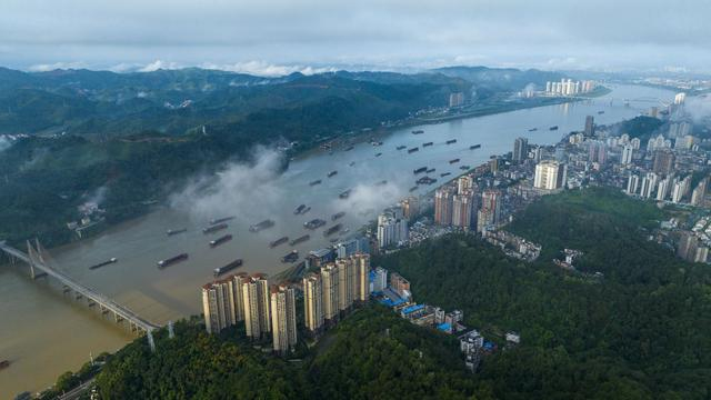 在西江航运干线广西梧州市区段，往来船舶如梭（无人机照片）。新华社发（何华文摄）