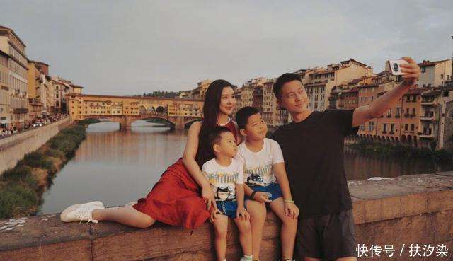 因为家庭和孩子，李小萌近些年很少接戏，除了偶尔演话剧，更多时间都用来陪伴孩子。为了照顾家庭，她已经放弃了部分事业。今年她也已40岁，成为了高龄产妇。不禁让人猜测，李小萌是否还会有生女儿的打算呢？