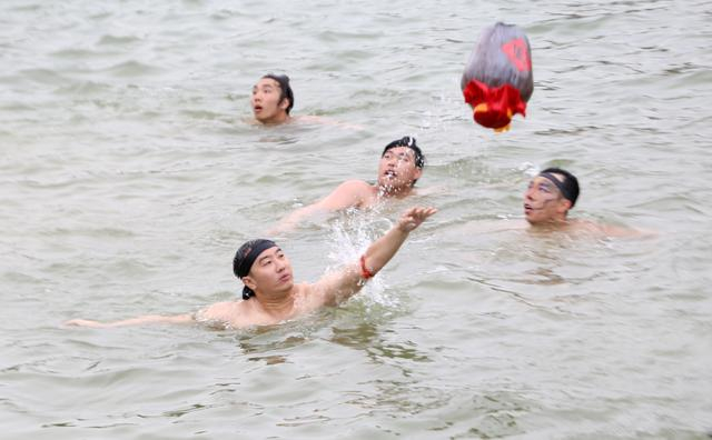 “水兽”正在拼抢象征好彩头的酒坛。魏志广 摄