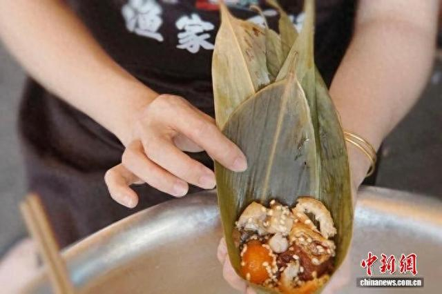 洞头渔家厨娘制作海鲜粽。 方莹莹 供图